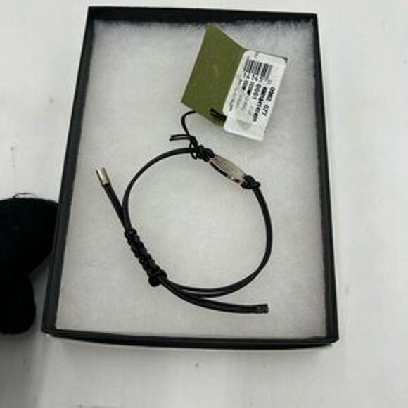 Gucci, black leather cord bracelet with sterling silver logo engraved plaque - Picture 7 of 11